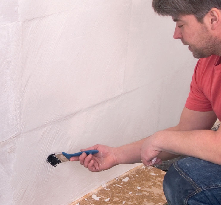 Porebetong isolering: Vi trekker spor i sparkelmassen med en pensel