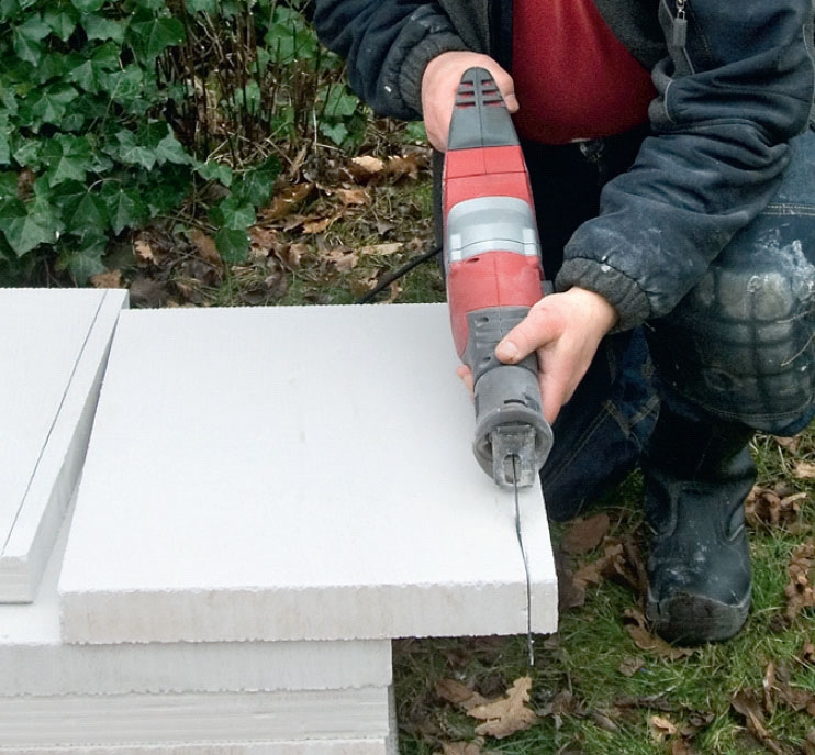 Indvendig isolering med gasbeton: Pladerne skæres nemt til med en sav