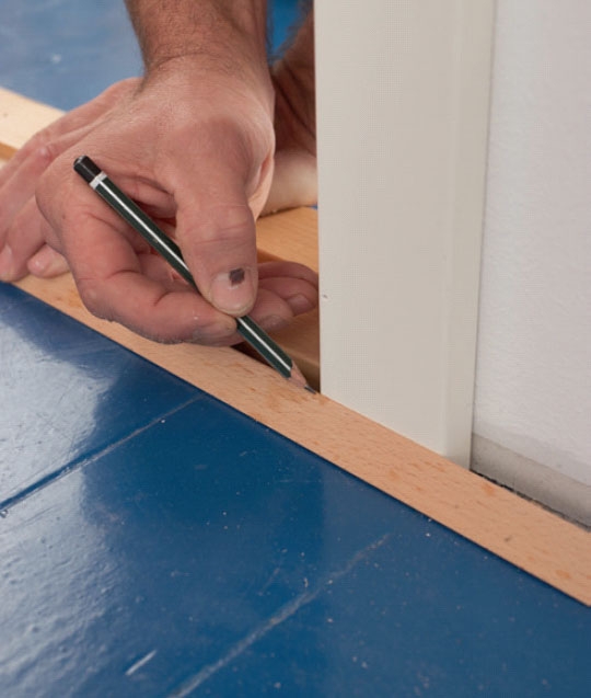 Äänieristetty ovi: Työstä kynnyslistat