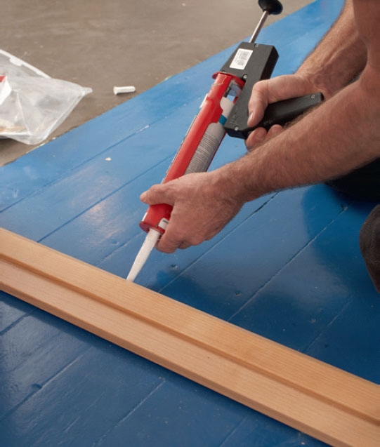 Äänieristetty ovi: Pursota kynnyksen ja lattian väliin saumamassaa