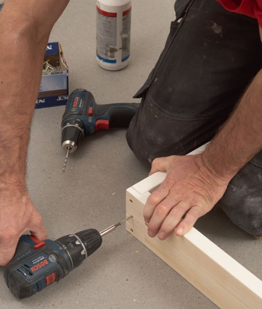 Ljudisolera dörr: Skruva fast karmöverstycket