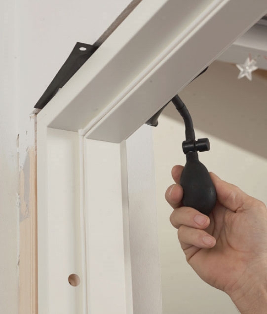 Ljudisolera dörr: Justera in karmen