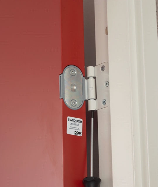 Ljudisolera dörr: Justera dörrens höjd