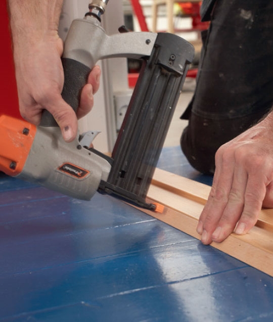 Ljudisolera dörr: Spika fast listerna på tröskeln