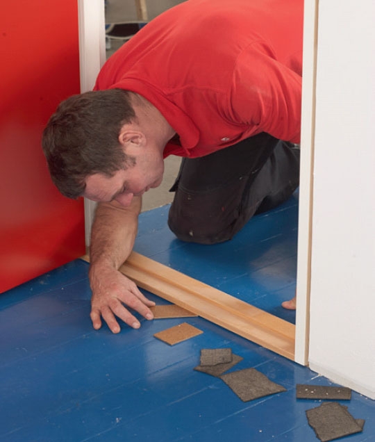 Lydisoleret dør: Klods dørtrinet op på midten