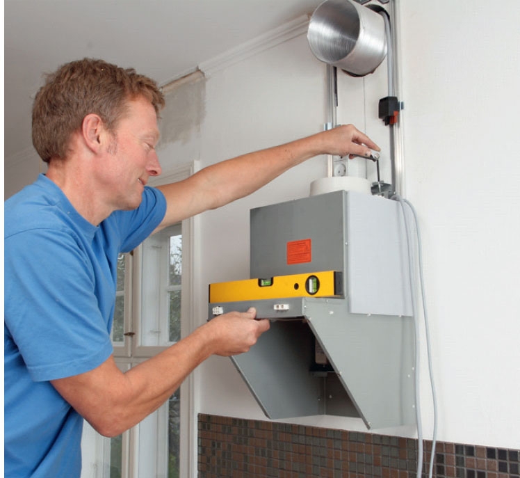 Ventilator med ekstern motor: Boksen til hetten hektes på rammen