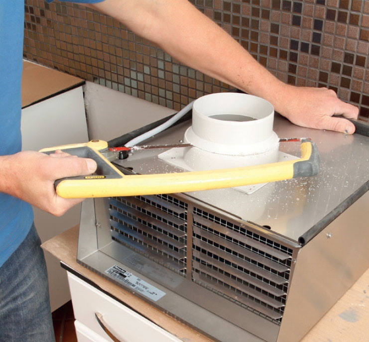 Tyst köksfläkt: Stosen på baksidan av motorn sågas av