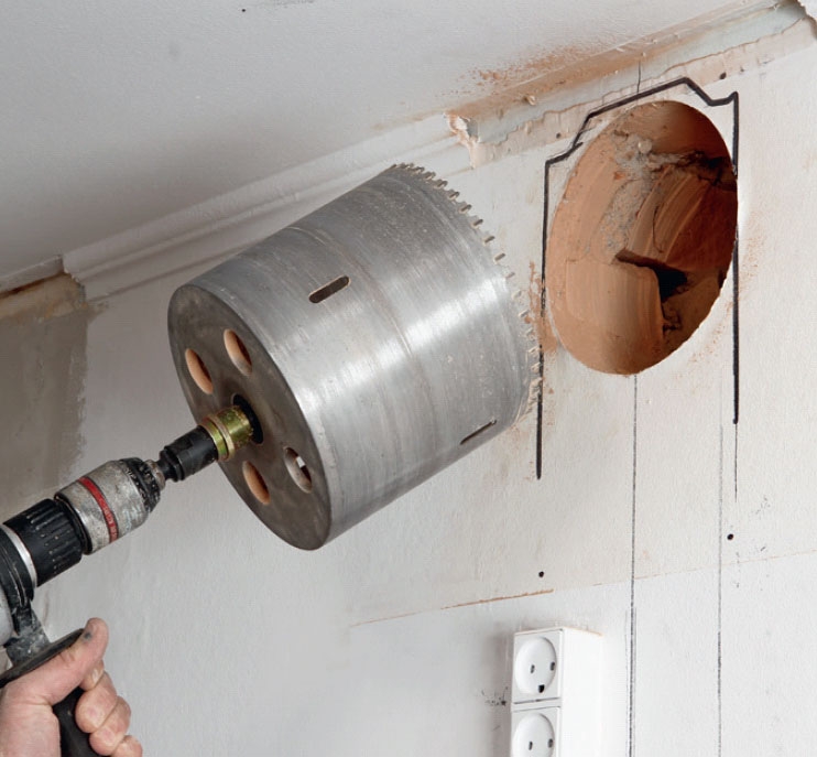 Emhætte ekstern motor: Bor det store hul med kerneboret