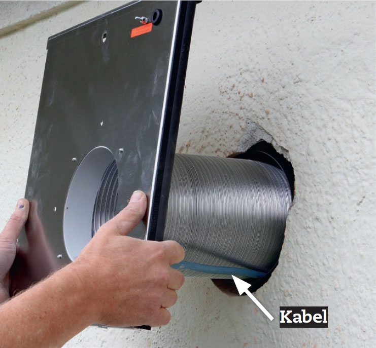 Emhætte ekstern motor: Skru moterens bagplade fri, og stik rør og kabel ind i hullet