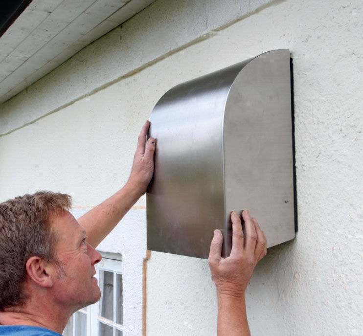 Emhætte ekstern motor: Sæt kappen med motoren på plads på pladen