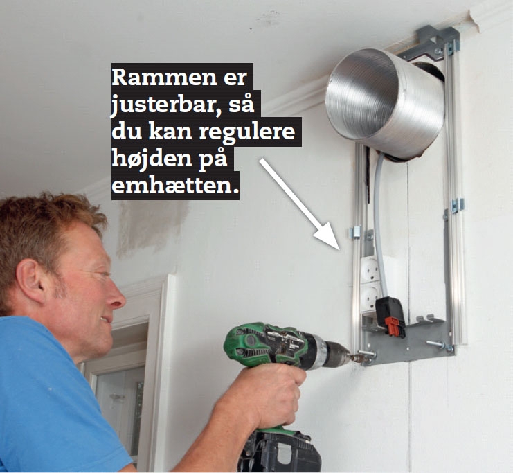 Støjsvag emhætte: Skru rammen til emhætten fast til væggen