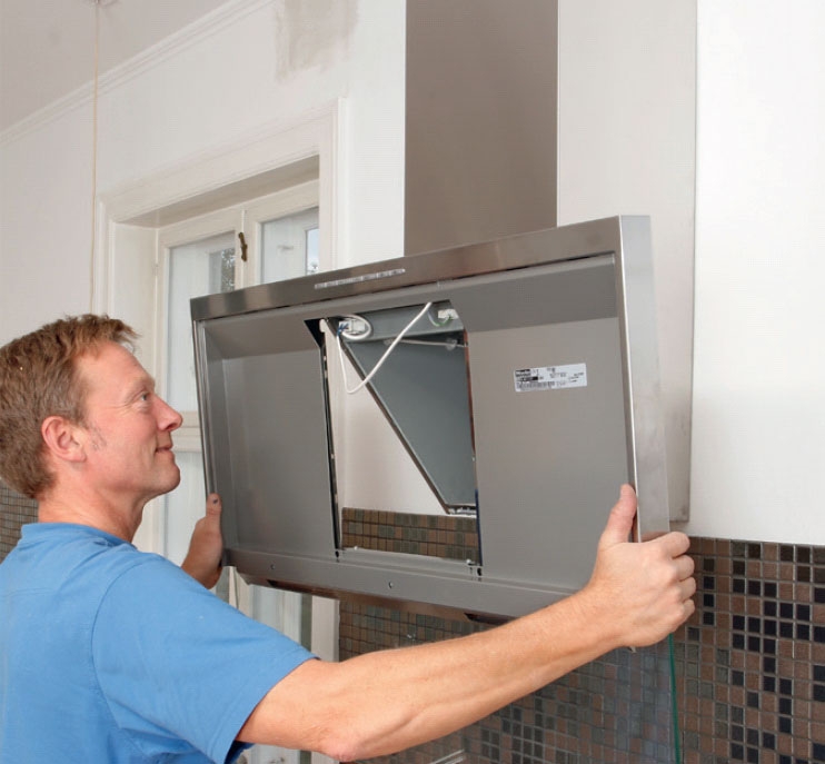 Støjsvag emhætte: Skærmen hægtes på plads på inddækningen