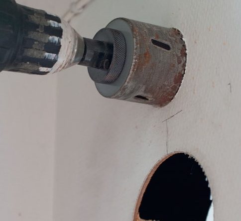 Aurinkokennotuuletin: Poraa katkaisijalle reikä