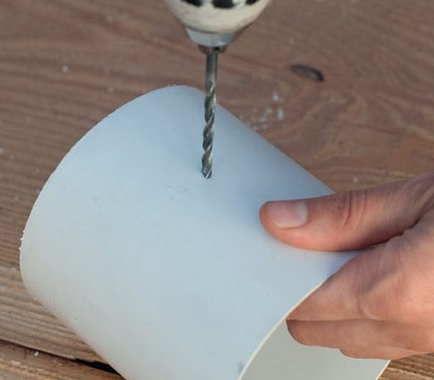 Aurinkokennotuuletin: Poraa putkeen reikä