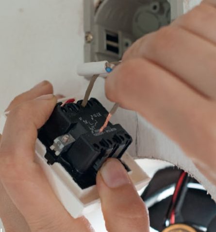 Aurinkokennotuuletin: Kytke johdot