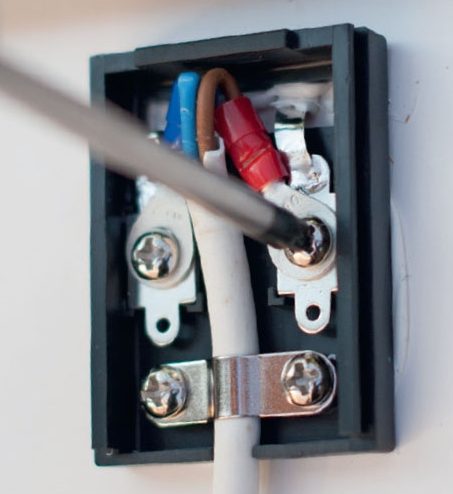 Aurinkokennotuuletin: Asenna aurinkokenno-paneelin takapuolella