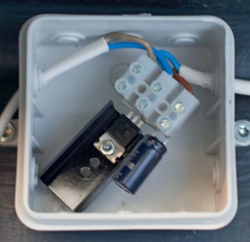 Aurinkokennotuuletin: Yhdistä aurinkokennon ja tuulettimen väliset johdot