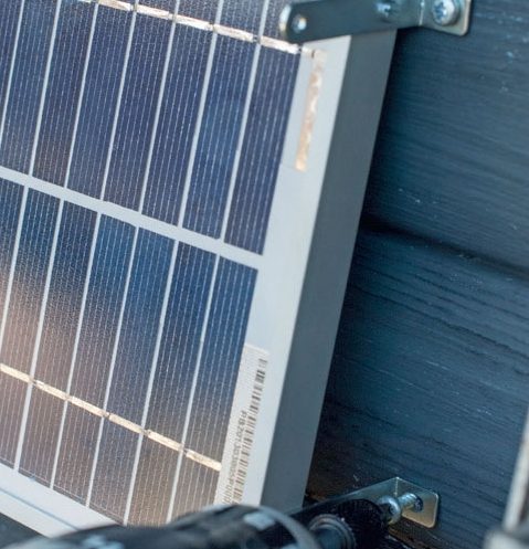 Aurinkokennotuuletin: Asenna aurinko-paneeli