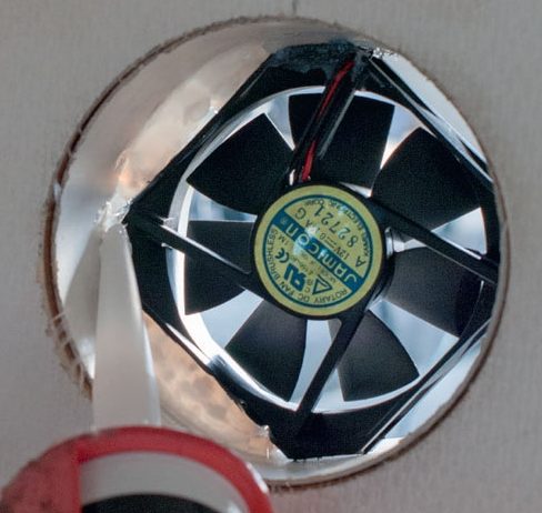 Solcelle ventilasjon: Lim fast viften til røret