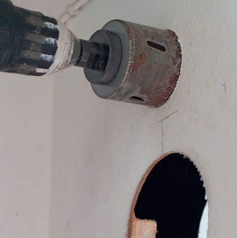 Solcell ventilation: Borra hål för strömbrytaren