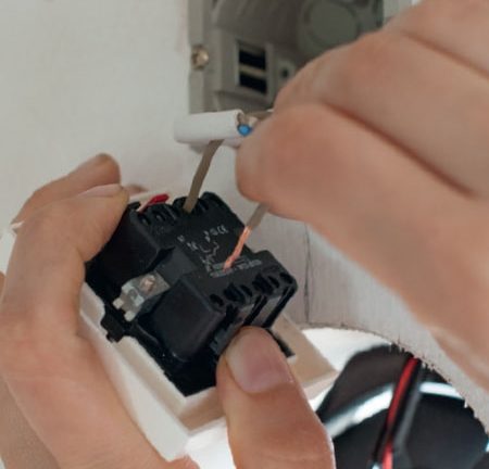 Solcell ventilation: Anslut sladden