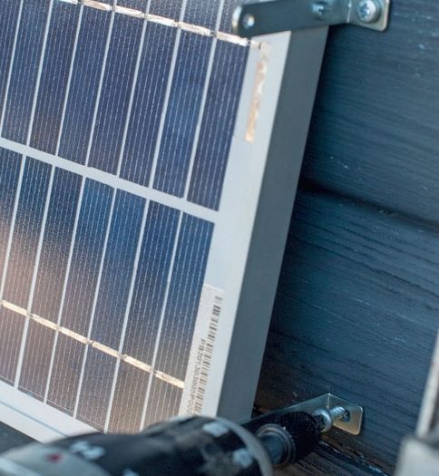 Solcell ventilation: Sätt upp solcellen på väggen