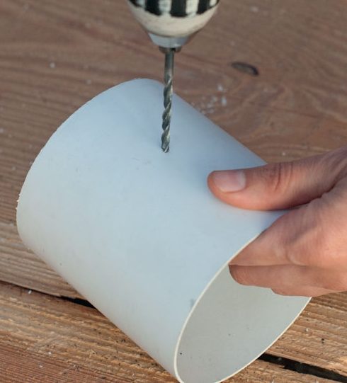 Solcelle ventilator: Bor hul i røret