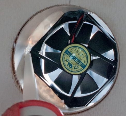 Solcelle ventilator: Klæb ventilatoren fast til røret