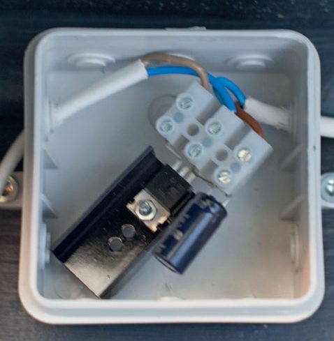 Solcelle ventilator: Ledningerne kobles sammen med kondensatoren og spændingsregulatoren