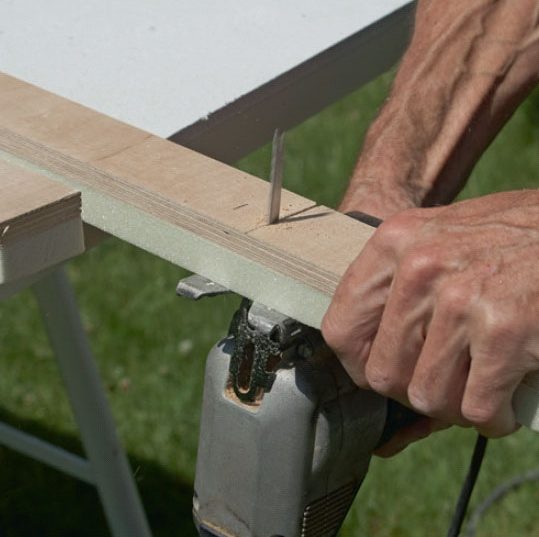 Varmväggsskivor: Reglarna kapas med sticksåg