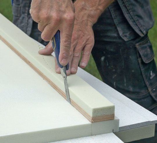 Varmväggsskivor: Isoleringen på baksidan av skivan skärs till