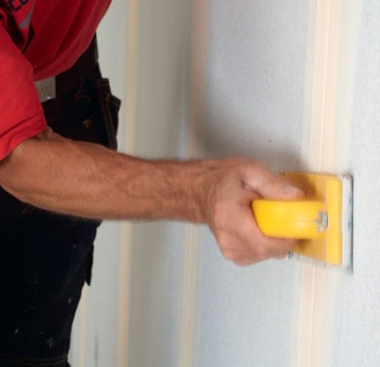 Varmväggsskivor: Spackelmassan slipas ner plant med skivorna