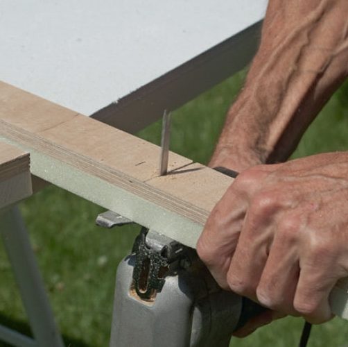 Varmveggsplater: Stolpene skjæres til med en stikksag