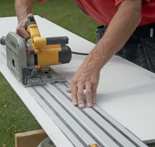 Varmveggsplater: Den første platen skjæres til