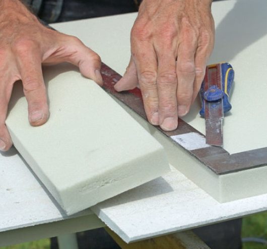 Varmveggsplater: Isolasjonsskummet skjæres til