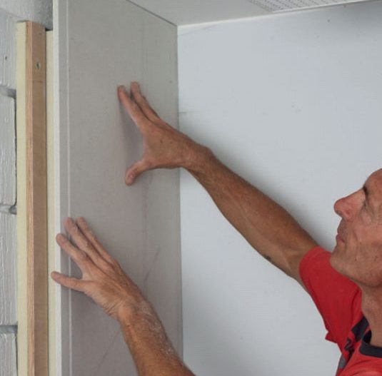 Varmveggsplater: Platen trykkes på plass og skrus fast