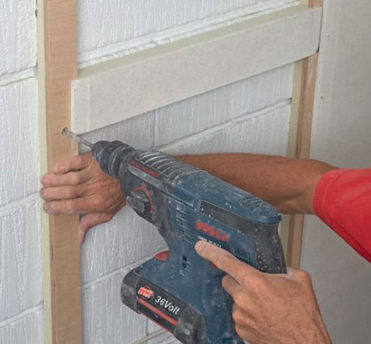 Varmveggsplater: De neste stolpene settes opp en om gangen