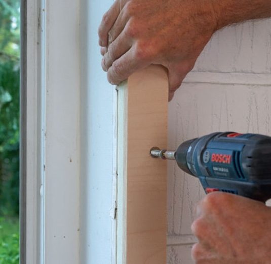 Varmveggsplater: Ved vinduet setter vi en stolpe