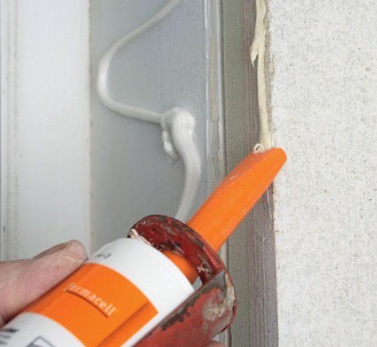 Varmveggsplater: Lysåpningen fores ut ved å lime gipsplaten fast