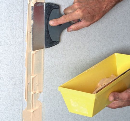 Varmveggsplater: Press et lag sparkelmasse godt inn