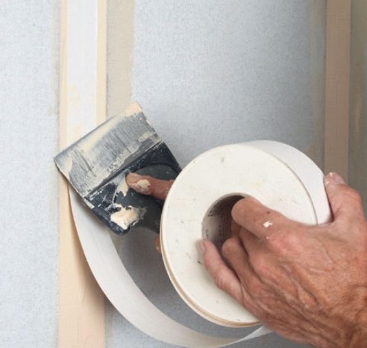 Varmveggsplater: Sett papirstrimmelen fast i sparkelmassen