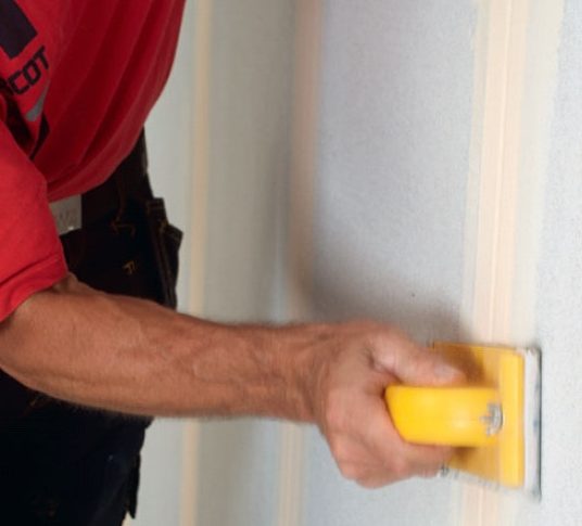 Varmveggsplater: Skjøtene slipes ned i plan med platene