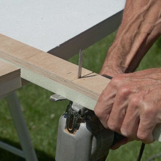 Lämpöeristelevy: Sahaa tolpat pistosahalla