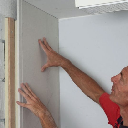 Lämpöeristelevy: Paina levy paikalleen ja kiinnitä se