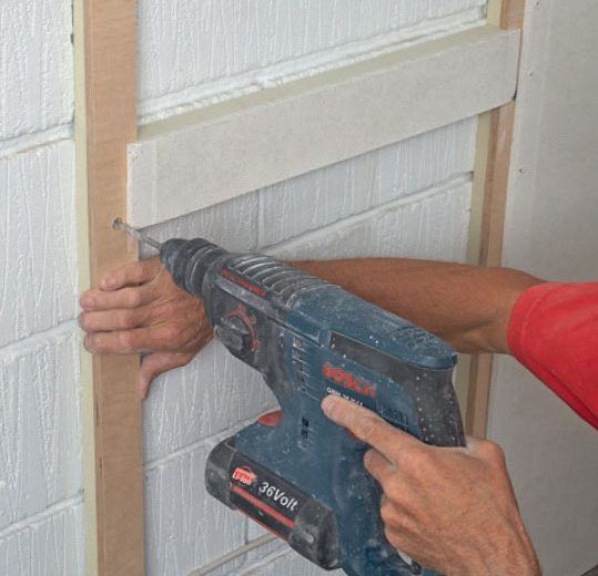 Lämpöeristelevy: Asenna seuraavat tolpat yksi kerrallaan