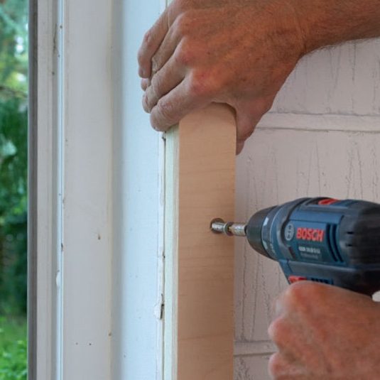 Lämpöeristelevy: Asenna tolppa ikkunareunaan