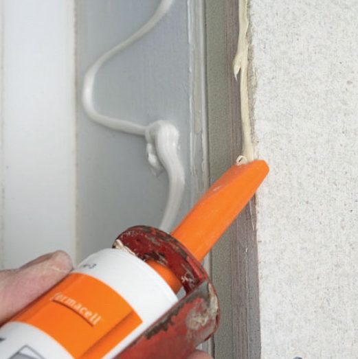 Lämpöeristelevy: Aukko tiivistetään liimaamalla kipsilevy kiinni