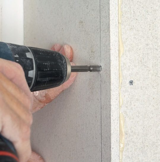 Lämpöeristelevy: Aukon sivuun tuleva levynpala painetaan