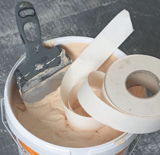 Lämpöeristelevy: Ota tasoite ja vahvikenauha esille