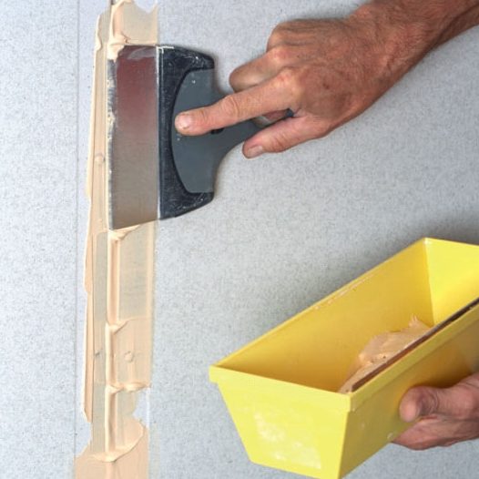 Lämpöeristelevy: Paina kerros tasoitetta tiiviisti